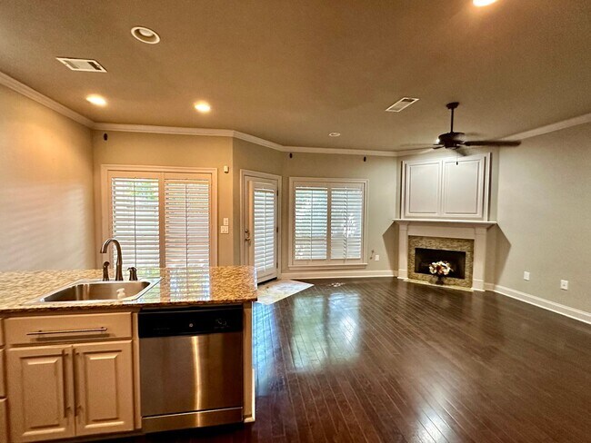 Foto del edificio - Beautiful 2 Bed/ 2.5 Bath Townhome In Gate...