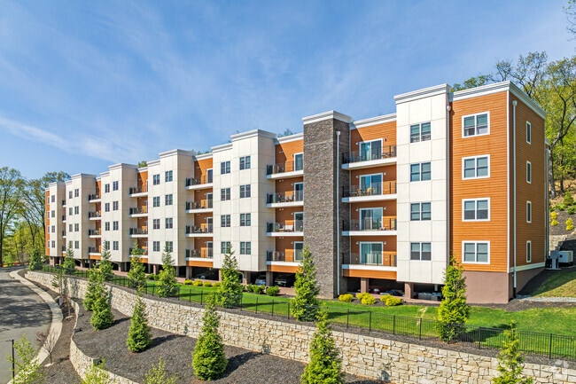 Building Photo - Sunset Ridge at Totowa