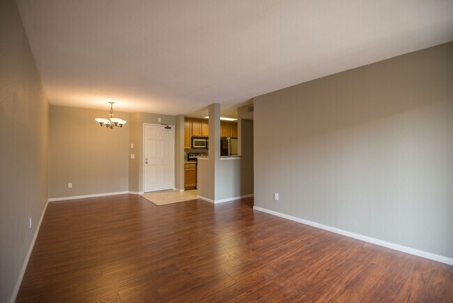 Foto del edificio - 7130 Shoreline Dr