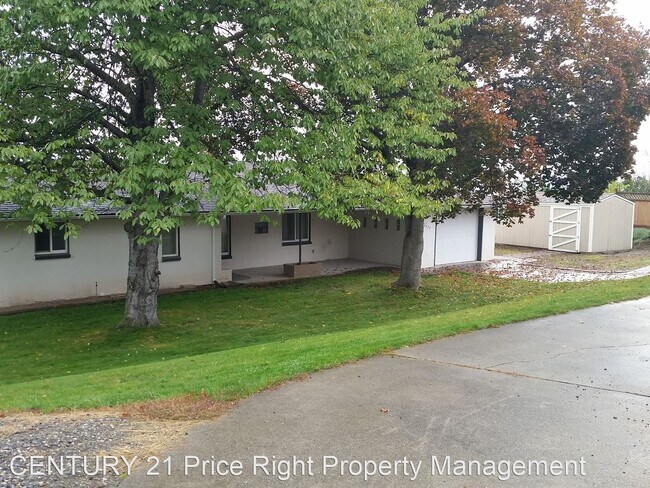 Building Photo - 3 br, 1.5 bath House - 2211 Highline Dr