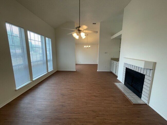Building Photo - Beautiful 2 Story Updated Home in Grand Prairie