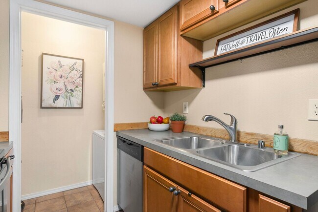 Building Photo - 2 bed 2 bath Stadium District Condo!