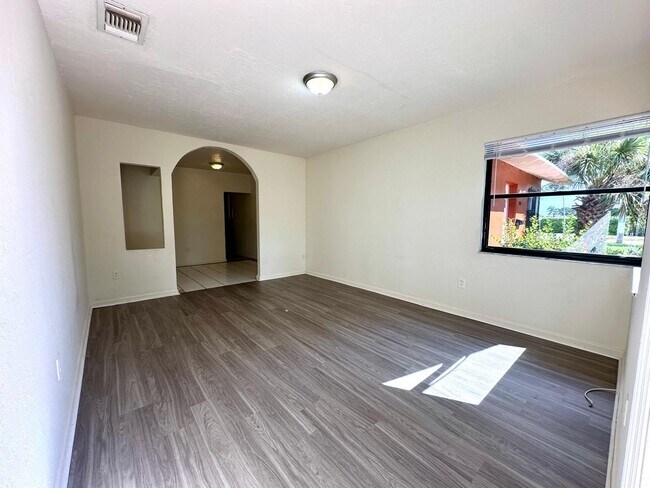 Building Photo - 407 55th St