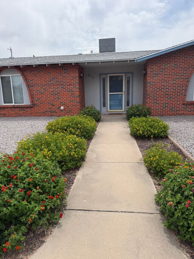 Foto del edificio - 2719 Topley Ave