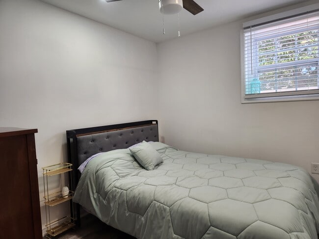 Building Photo - 1204 Lossing Ave