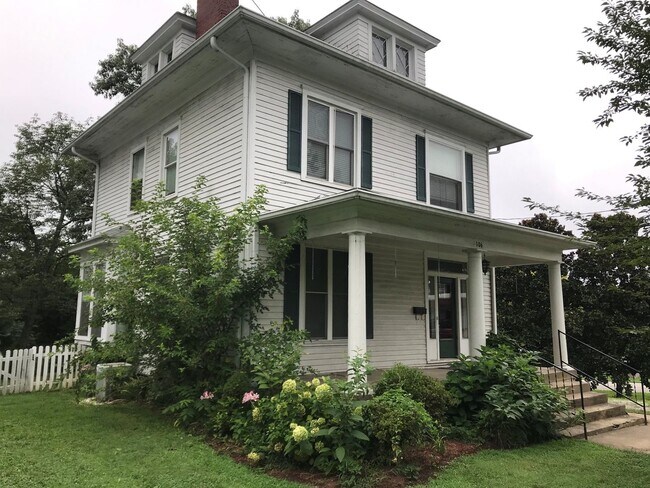 Building Photo - Spacious Home in Downtown LaGrange with fe...