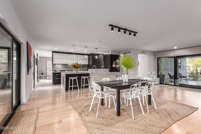 Foto del edificio - 8022 N 5th St