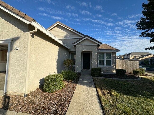 Building Photo - Beautiful 3 Bedroom/ 2 Bath Near Shopping ...