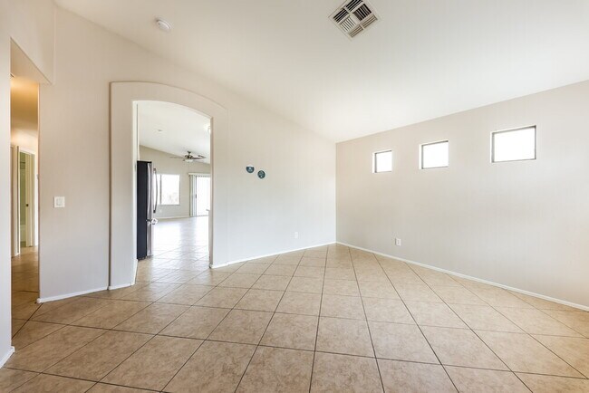Building Photo - 10556 W Amelia Ave