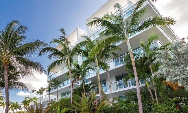 Foto del edificio - 720 NE 62nd St