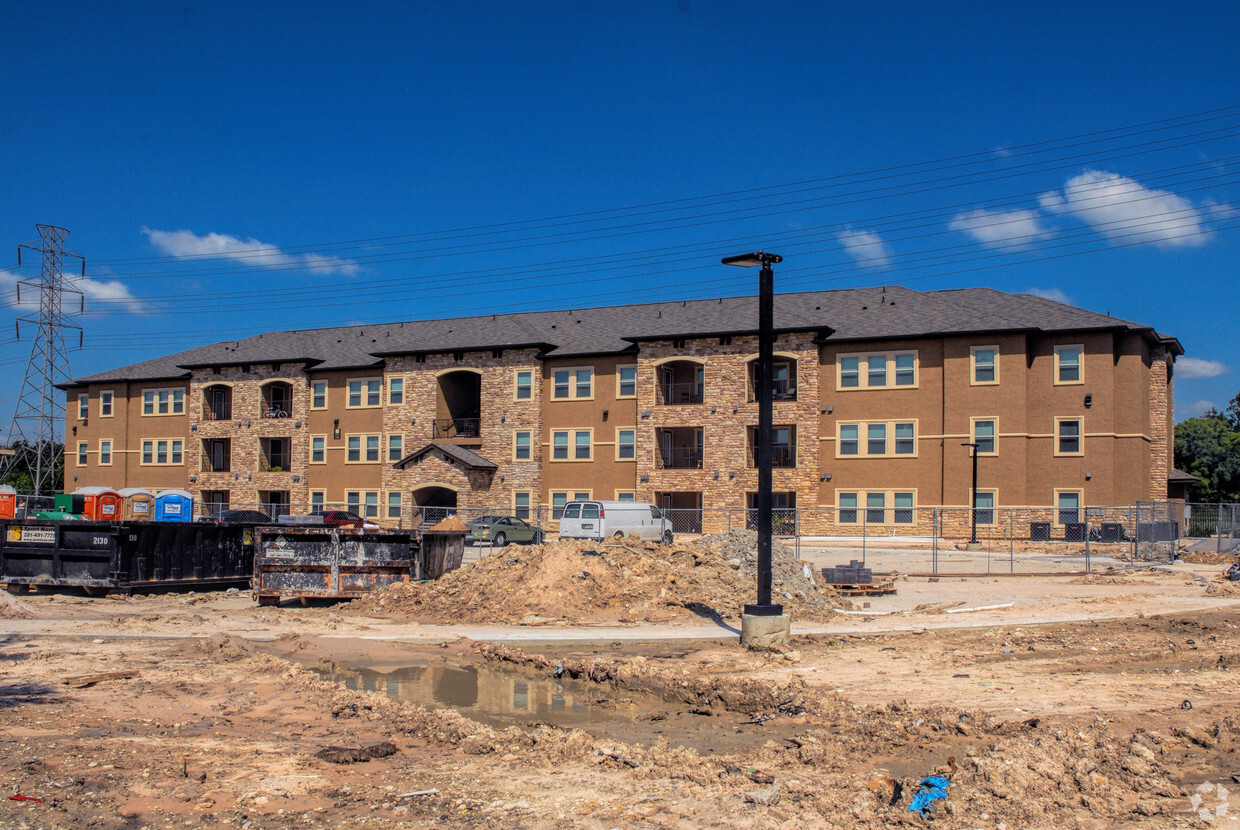 Building Photo - Summit at Hirsch Road