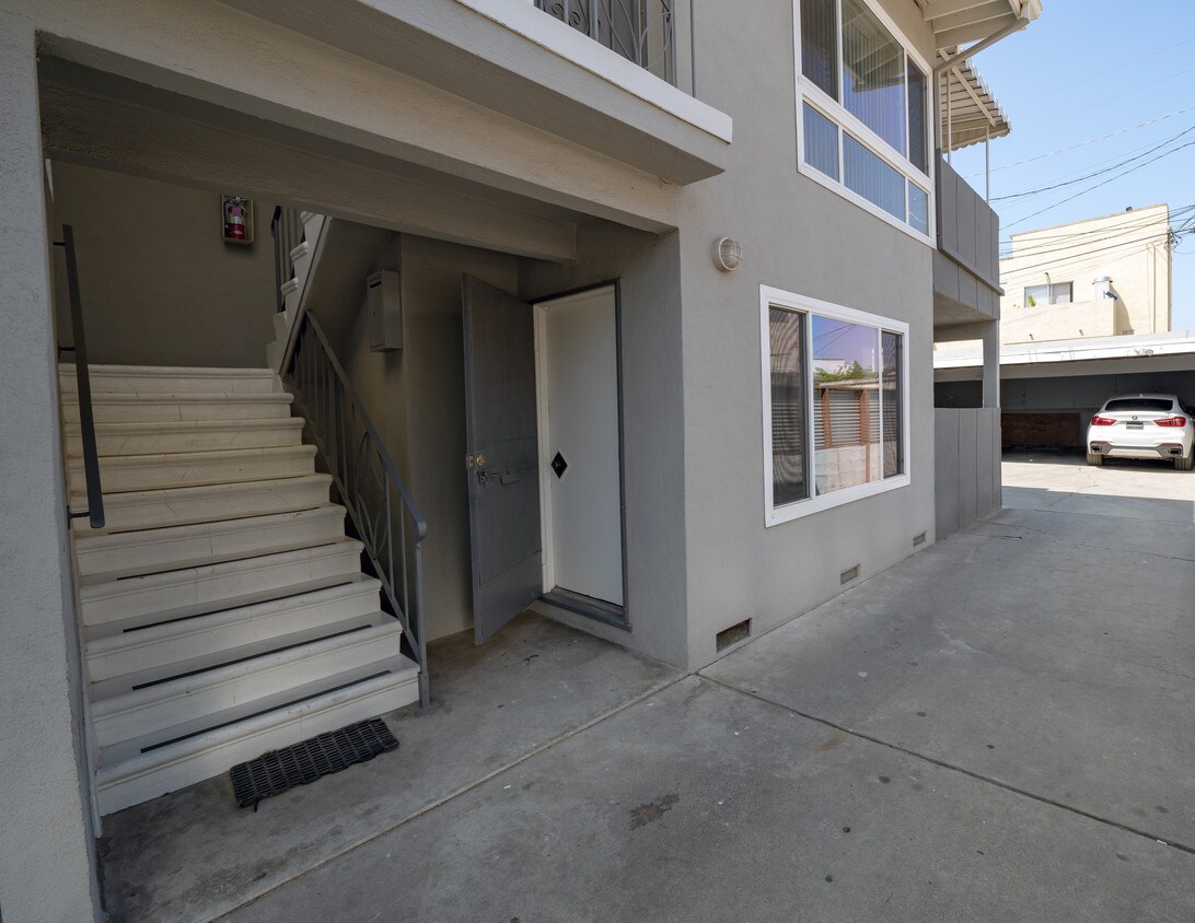Unit - 527 N Serrano Ave