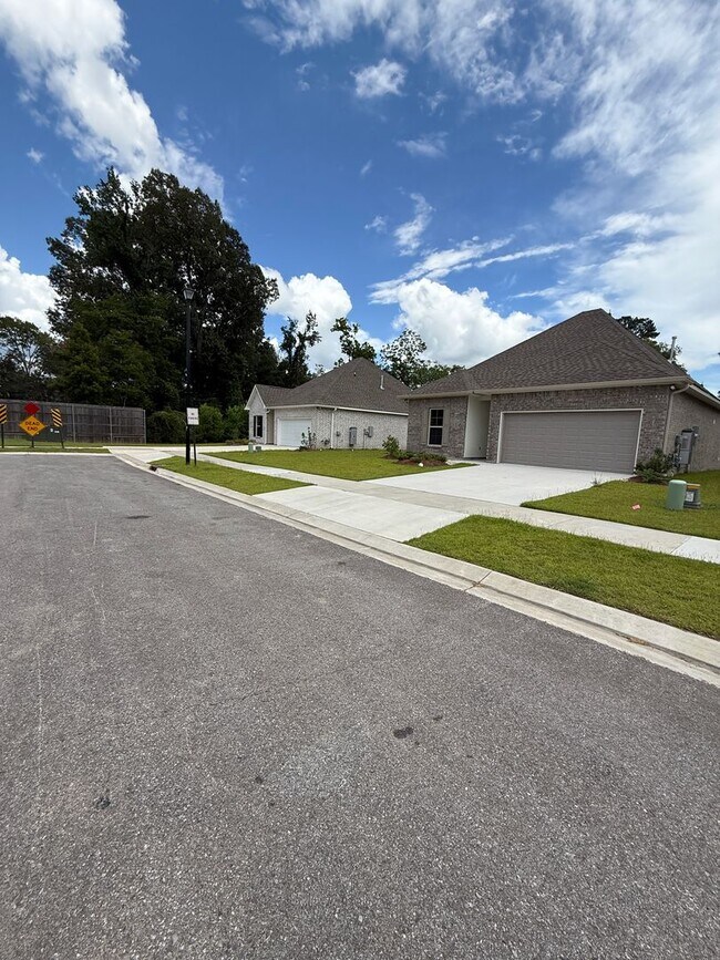 Foto del edificio - Move in Ready! Beautiful 3 Bedroom and 3 B...