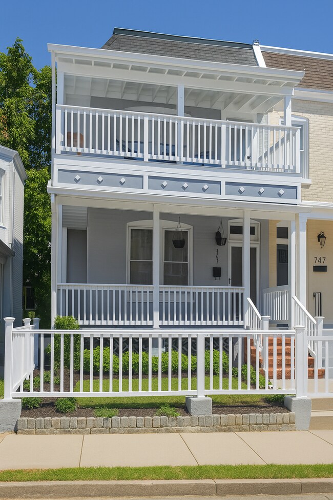 Foto del edificio - Charming Row Home with Modern Comforts in ...