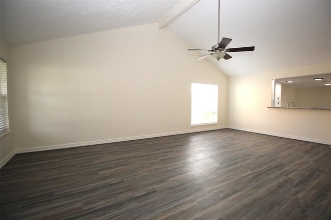 Building Photo - 805 Willow Creek Dr