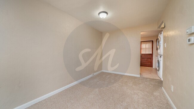 Foto del edificio - Make This Spacious 2-Bedroom Duplex Your Next Home