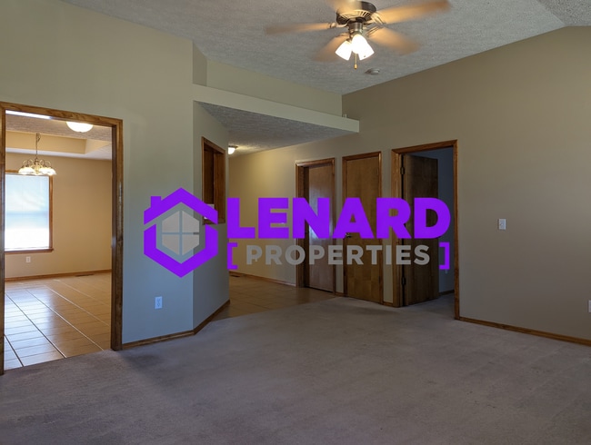 Building Photo - Spacious 3 Bedroom Home!