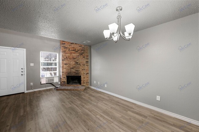 Building Photo - Beautiful 1/1.5 Town Home In Dallas!