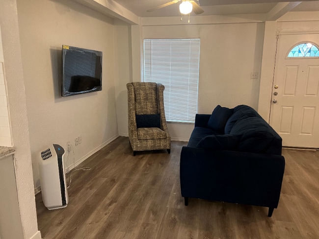 Photo - 1339 W Ridgewood Ct Apartment