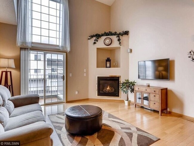 Foto del edificio - 6612 Olive Ln N