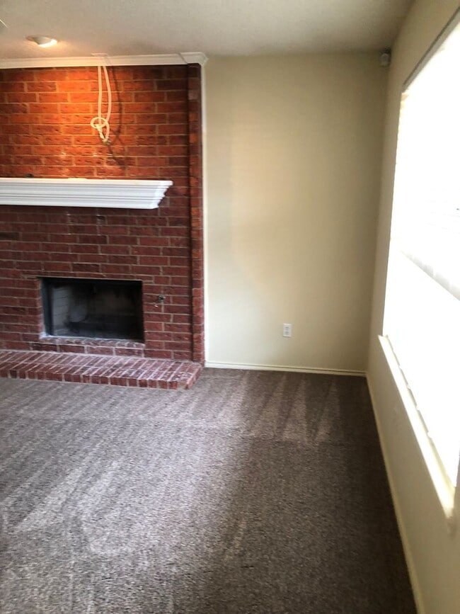 Building Photo - Charming Home! 3/2/2 Available August 1st!
