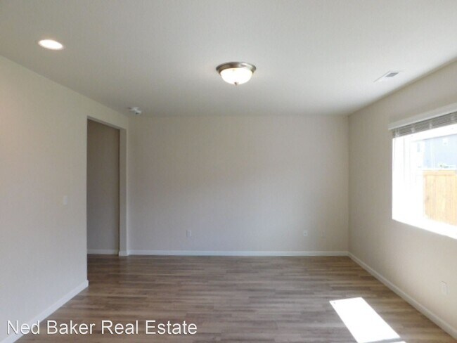 Building Photo - 3 br, 2.5 bath House - 4948 Skylab Ave NE