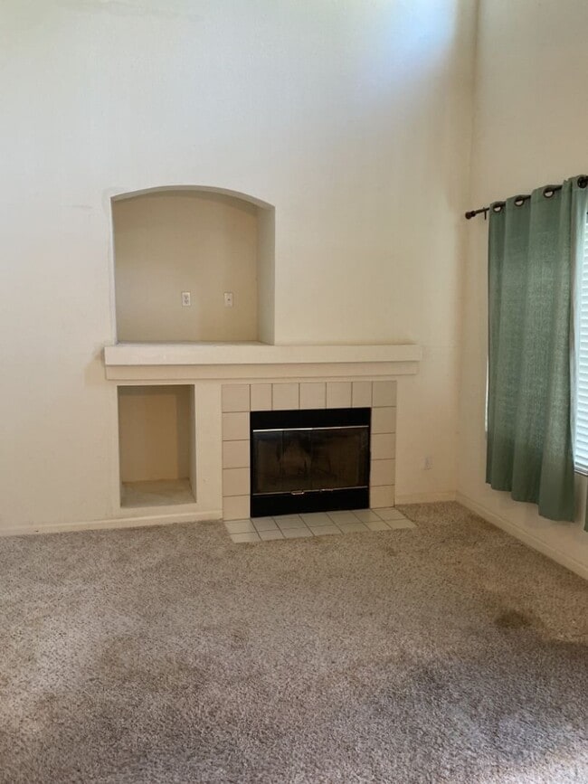 Building Photo - Fantastic 2 Bedroom 2.5 Bath Available September 1st