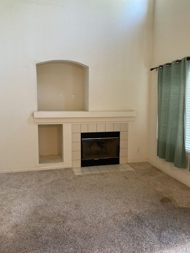 Foto del edificio - Fantastic 2 Bedroom 2.5 Bath Available September 1st