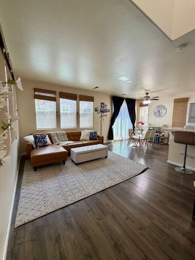 Building Photo - STUNNING Gated 3 Bed/2.5 Bath Soledad Home