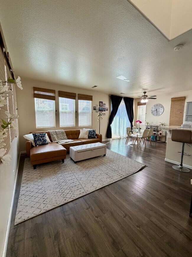 Foto del edificio - STUNNING Gated 3 Bed/2.5 Bath Soledad Home