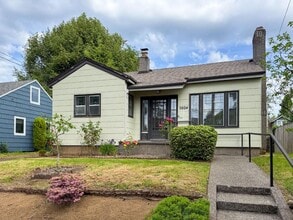 Building Photo - 7024 N Villard Ave
