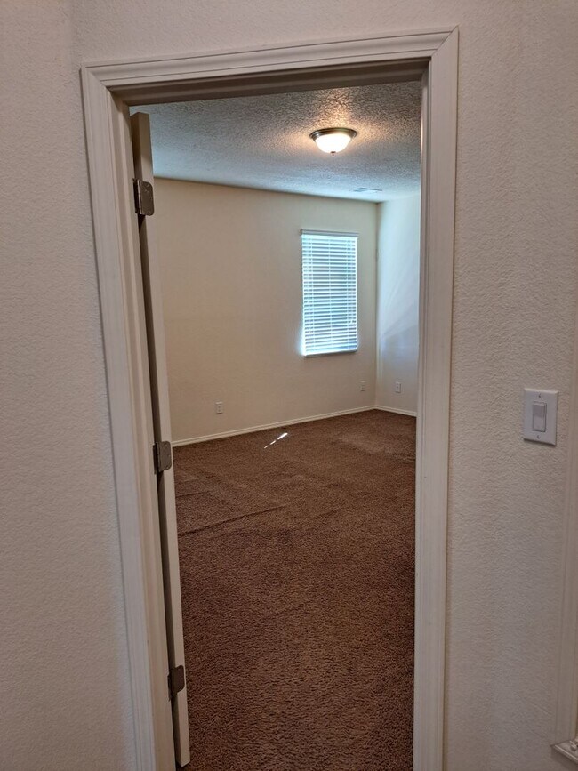 Foto del edificio - 4 BED/2 BATH HOME IN A NORTHWEST ALBUQUERQ...