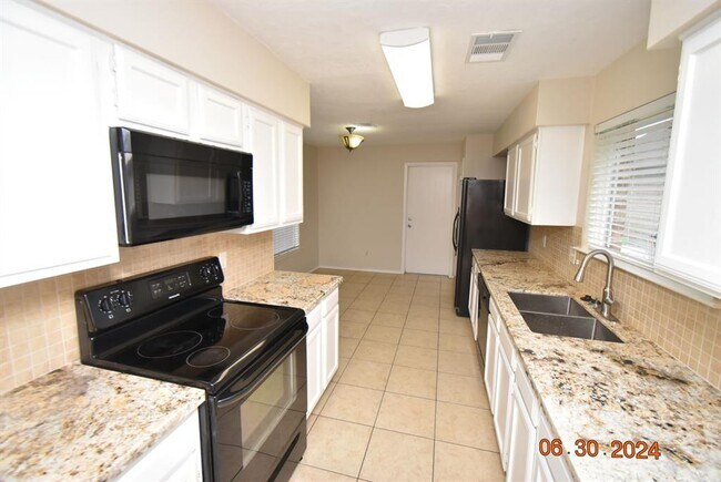 Building Photo - 16714 Selder Dr