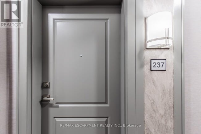 Building Photo - 5055 Greenlane