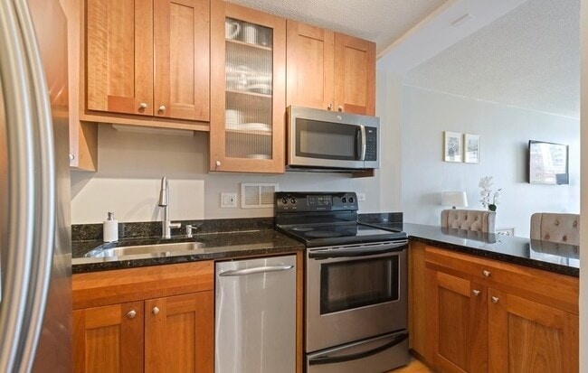 Building Photo - 450 W Briar Pl