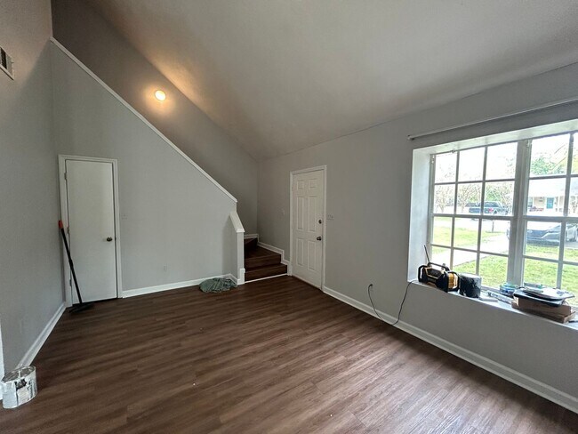 Foto del edificio - Two Bedroom Townhouse with Fully Fenced Yard and Vinyl Plank throughout!
