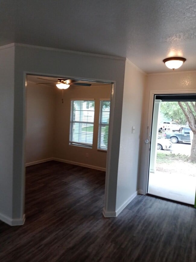 Building Photo - Spacious 4 Bed / 2.5 Bath Home