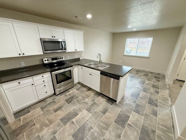 Foto del edificio - Beautifully Maintained 4/BD 2.5/BA Townhome