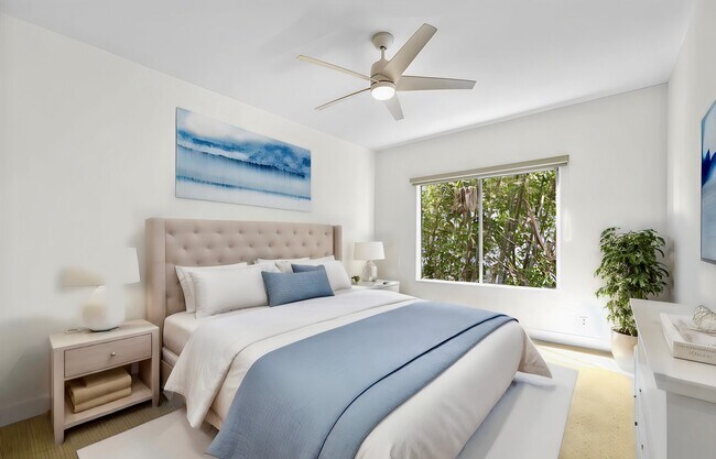 Un dormitorio tranquilo, con camas tamaño king bienvenidas. - 2221 Ocean Ave