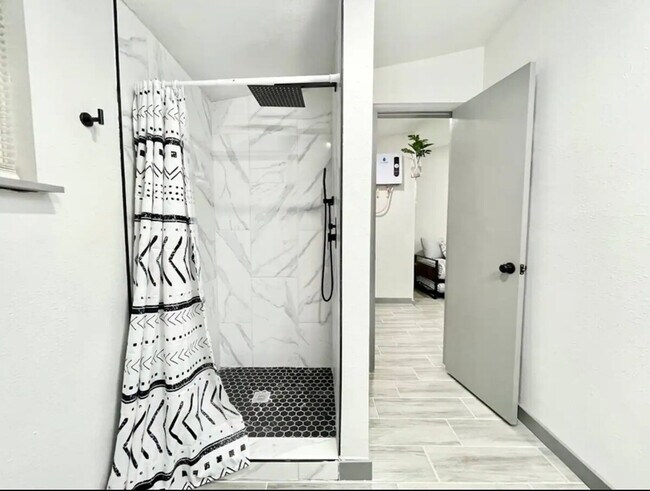 Foto del edificio - 1221 Corbett Ln