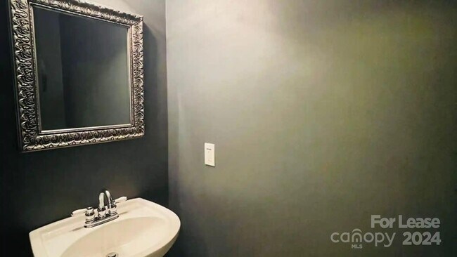 Foto del edificio - 8317 Chatsworth Dr