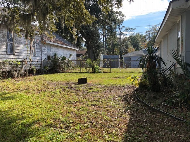 Building Photo - 2 Bed/1 Bath Single-Family Home For Rent