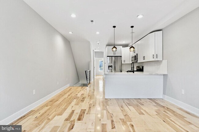 Building Photo - Spacious 3BR Owner Occupied Duplex in Phil...