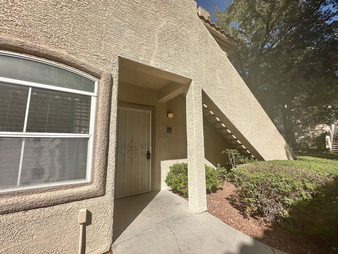 Foto principal - First floor 2 bedroom 2 bathroom 1 den spa...
