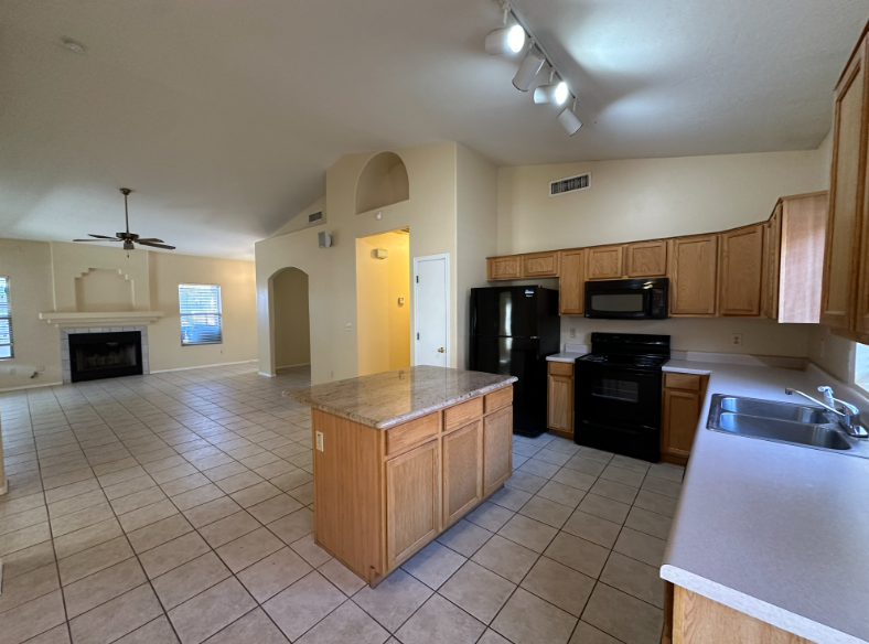 Foto principal - 6461 W Rosamond Way