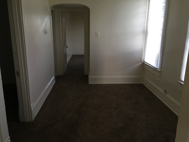 Building Photo - 2 BR Apt Near Downtown