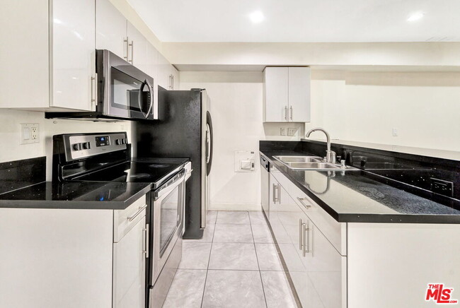 Building Photo - 10982 Roebling Ave