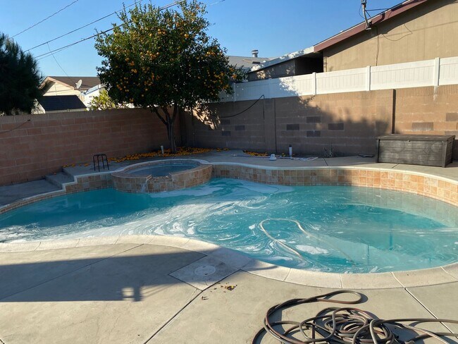 Foto del edificio - Beautiful 3 bedroom home with pool in Fountain Valley