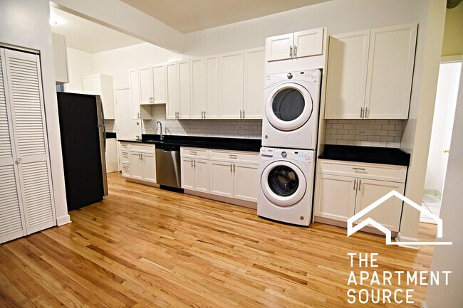 Foto del edificio - 3805 W Belmont Ave