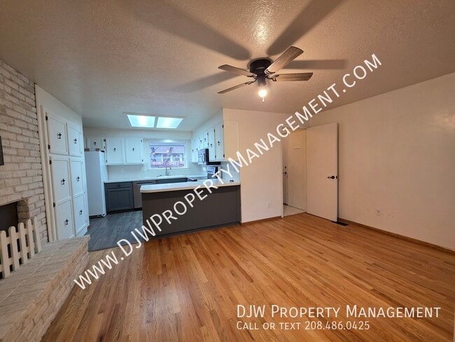 Foto del edificio - 9144 W Dalton Pl